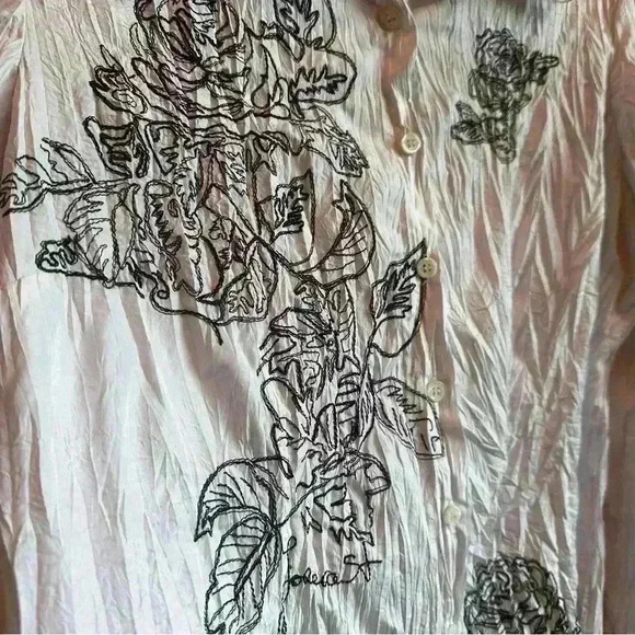 Y2K Black and White long sleeve crinkle top button up size Small - Picture 3 of 6